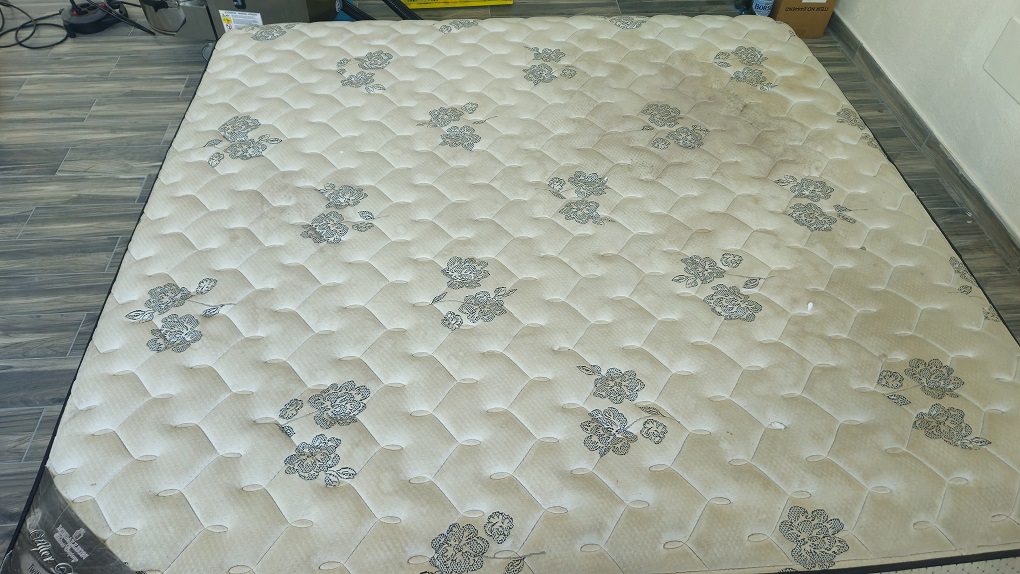 Saltea inainte de curatarea profesionala CleanSpot Oradea