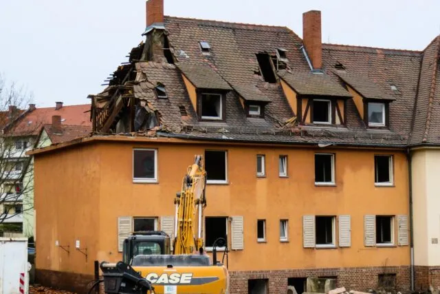 Perete de cărămidă dintr-o casă veche aflată în renovare
